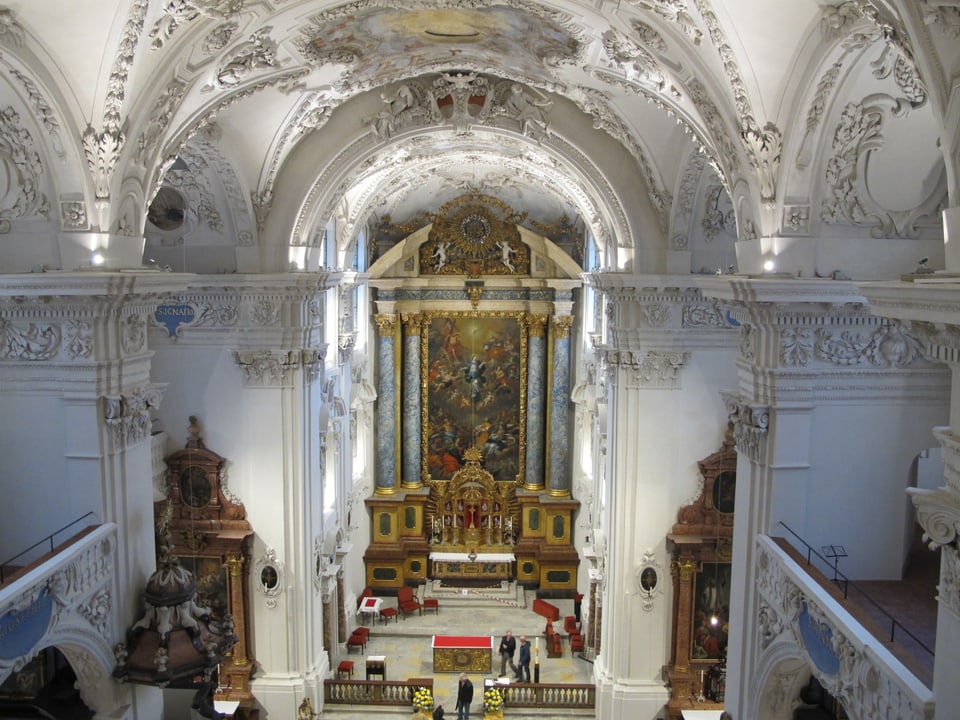 Blick von oben - neben der Orgel - hinunter auf das Kirchenschiff.
