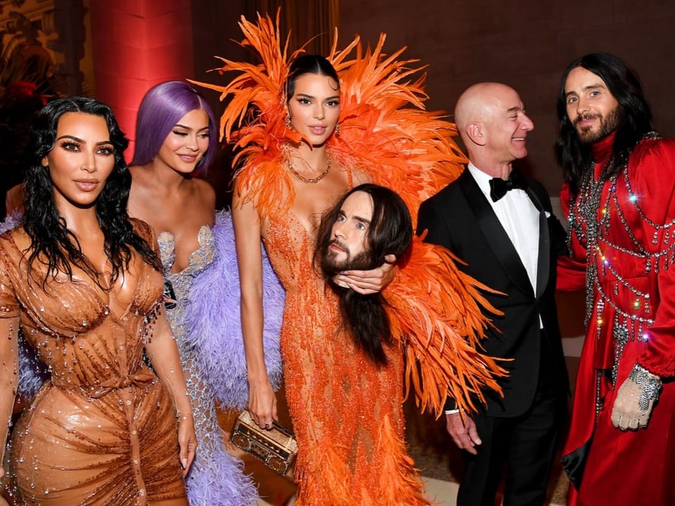 Jeff Bezos posiert mit Mitgliedern der Kardashian-Familie und Jared Leto an der Met Gala