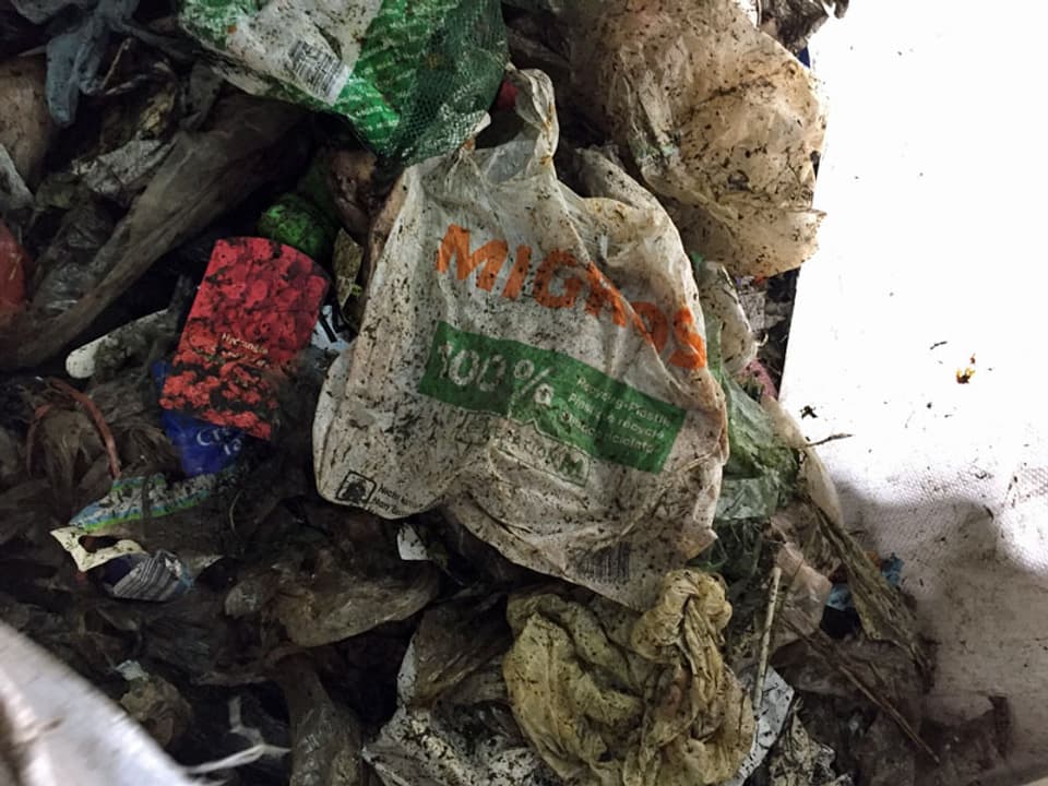 Plasticksäcke im Kompost.