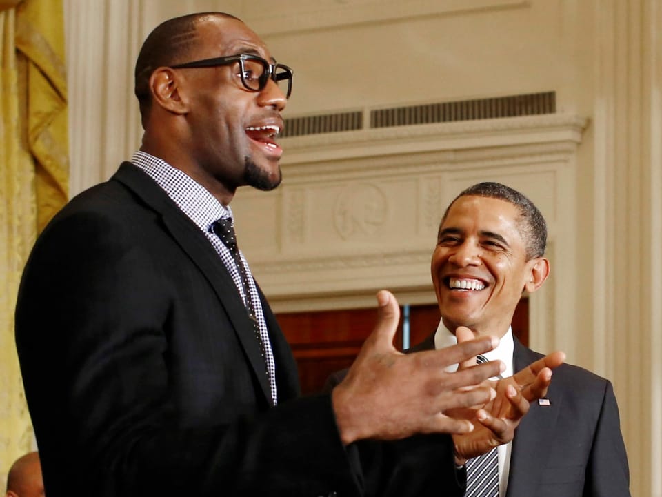 LeBron James hält eine Rede, Barack Obama schaut lachend zu