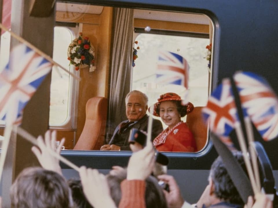 Queen Elizabeth II. in der Montreux-Berner-Oberlandbahn