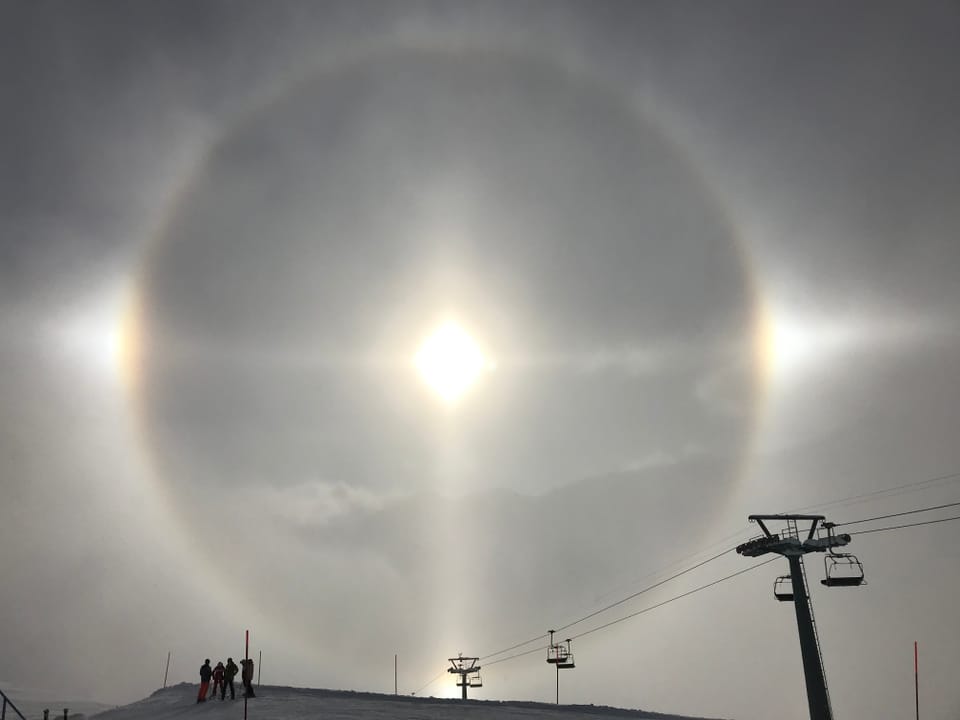 Belalp Ein Halo entsteht, wenn sich die Sonnenstrahlen an Eiskristallen brechen oder spiegeln
