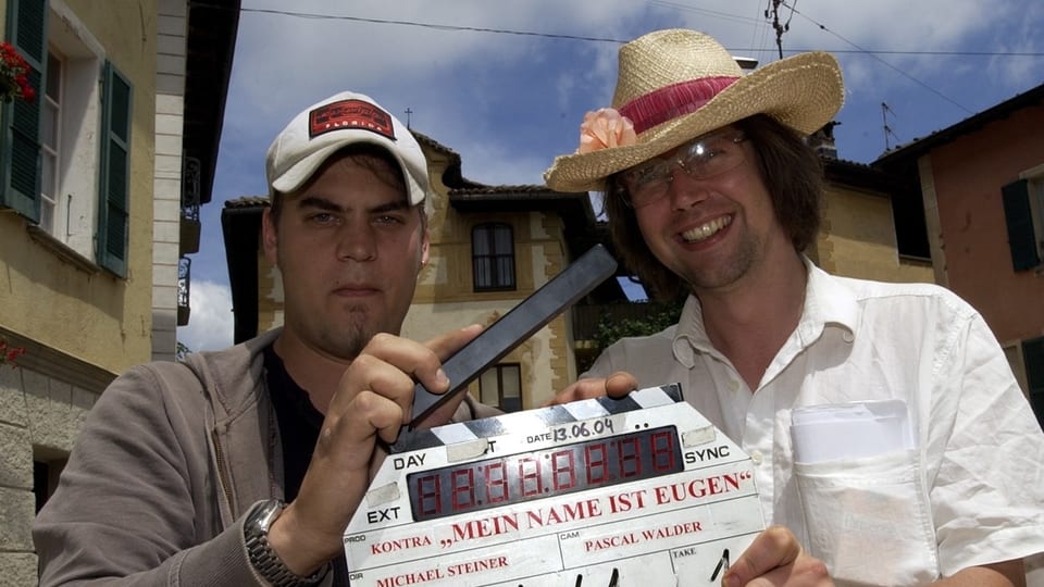 Zwei Männer hinter einer Filmklappe auf der «Mein Name ist Eugen» steht