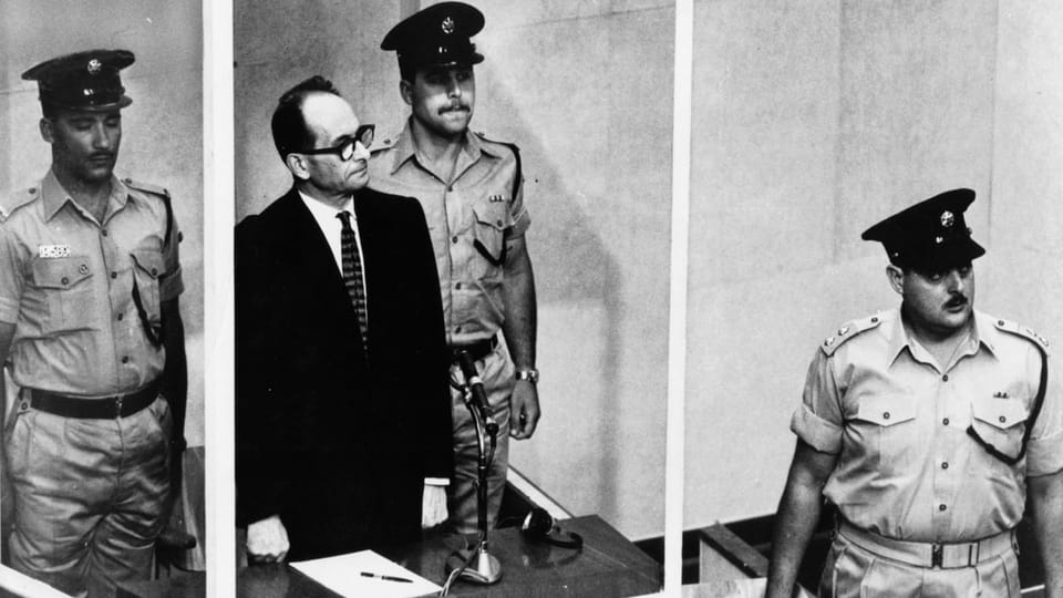 Adolf Eichmann im Gerichtssaal.