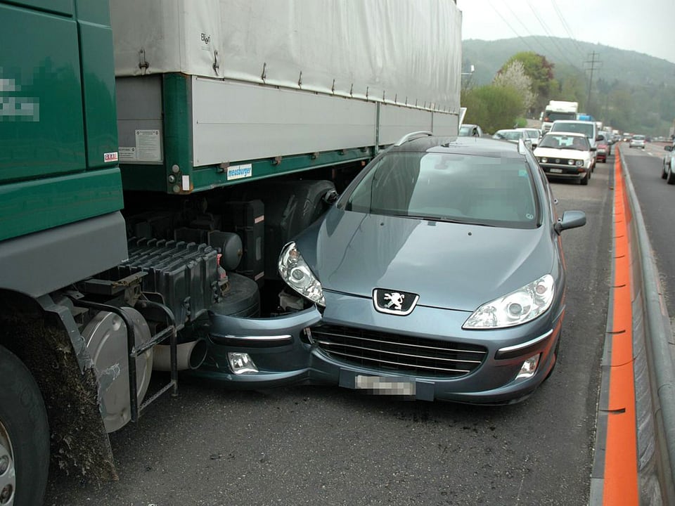 Verunfalltes Auto, Lastwagen auf Autobahn