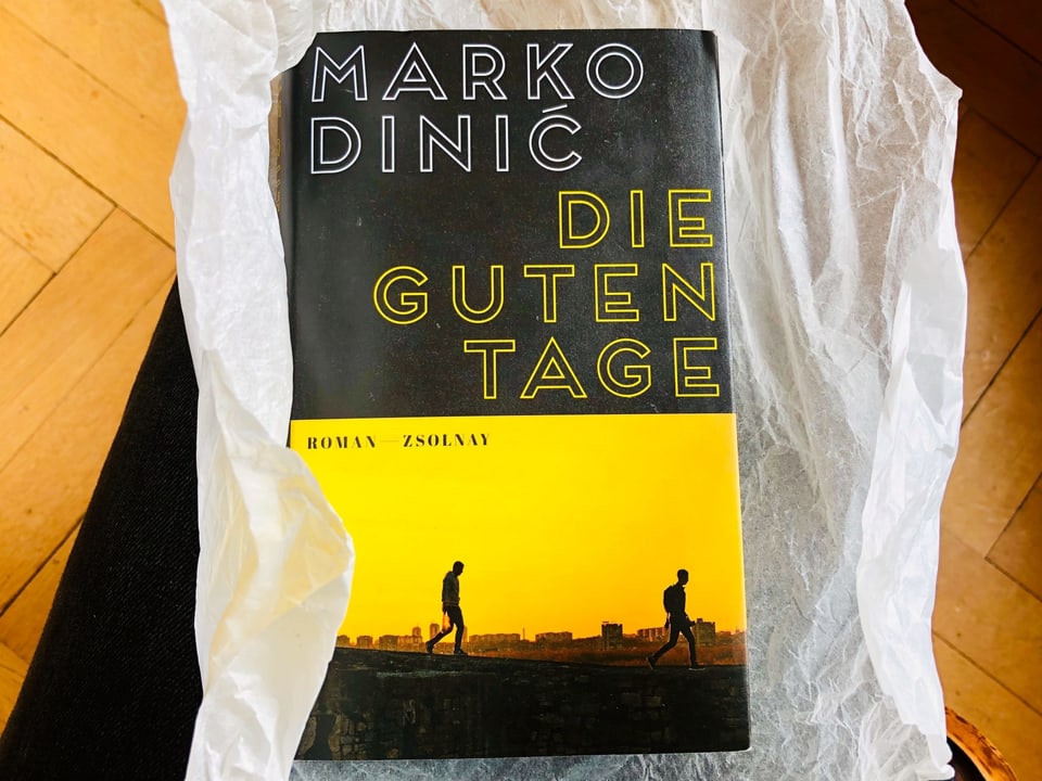 Der Roman «Die guten Tage» von Marko Dinić:ist in Backtrennpapier eingewickelt