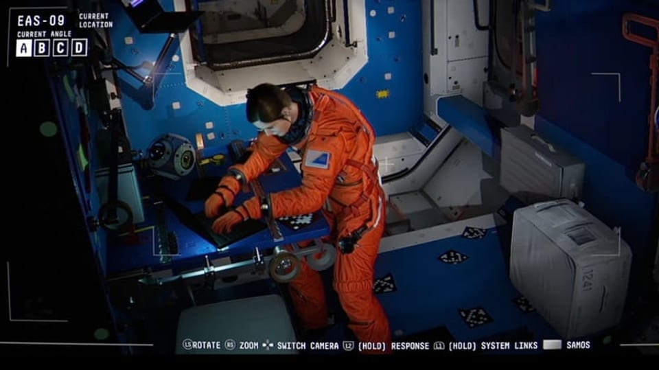 Eine Astronautin am Laptop auf der Raumstation Observation. 
