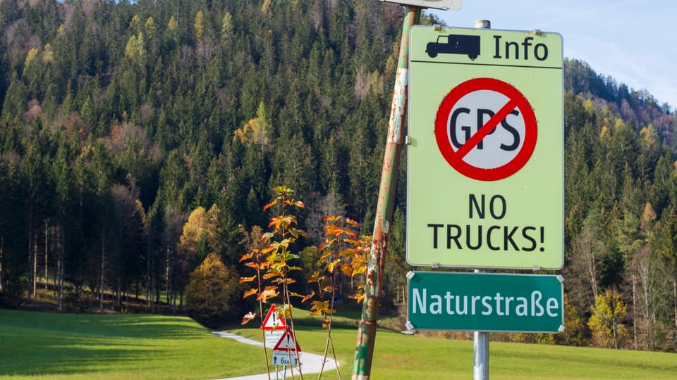 Ein Schild mit durchgestrichenem GPS-Text und dem Satz: No Trucks – Naturstrasse»