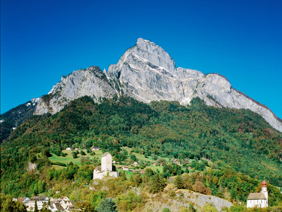 Der Berg Gonzen, im Vordergrund die Stadt Sargans