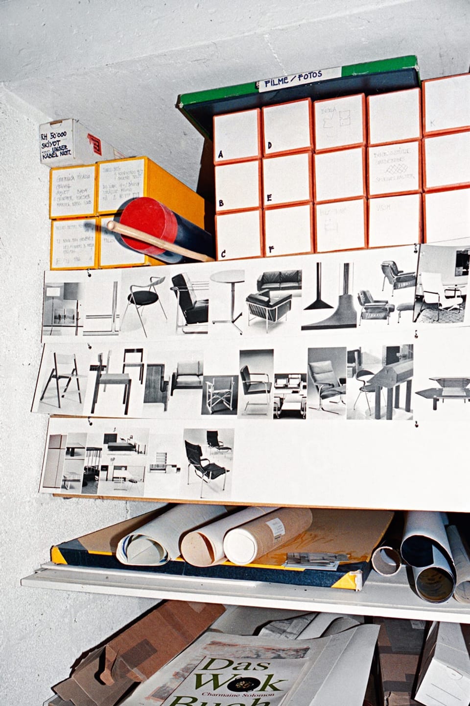 Pläne und Bilder von Möbeldesign in einem Atelier.