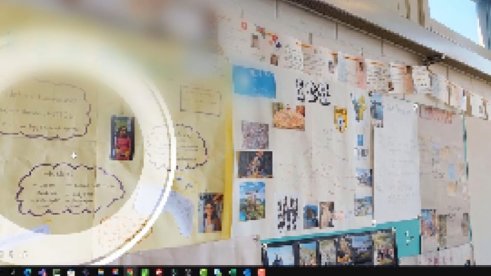 Wand in der Schule mit vielen Bildern. SRF hat sie aber gepixelt.