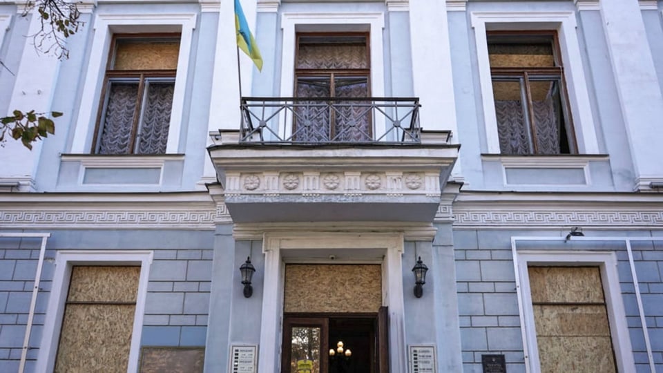 Museum in der Ukraine mit Holzpaletten in den Fenstern nach einem Angriff.