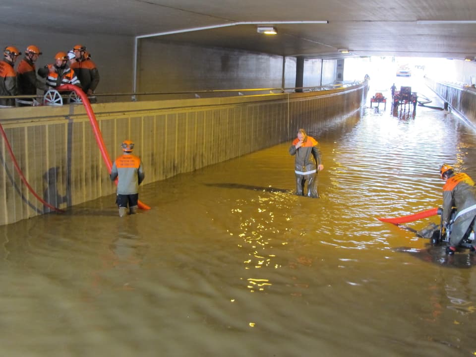 Wasser in einer Unterführung.