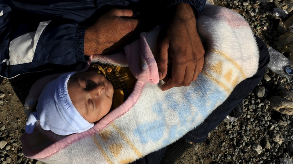 Ein Baby in einem Flüchtlingslager in Griechenland