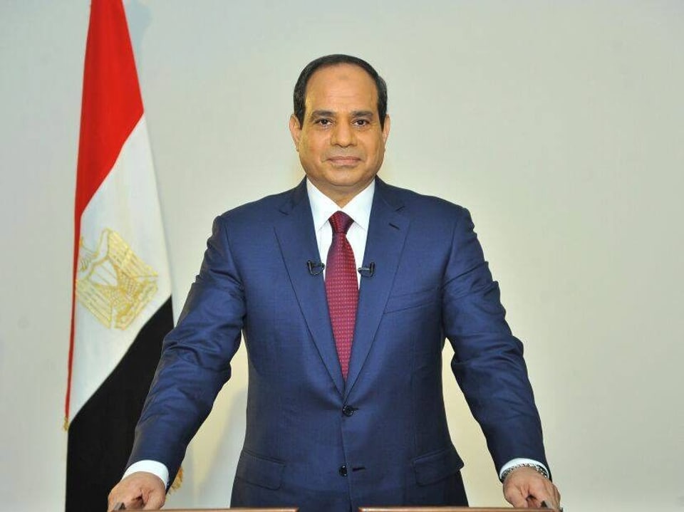 Abdel Fattah al-Sisi steht neben einer ägyptischen Fahne