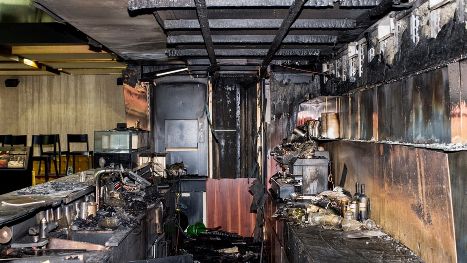Blick in die vom Feuer zerstörte Bar im Kino Houdini in der Kalkbreite in Zürich