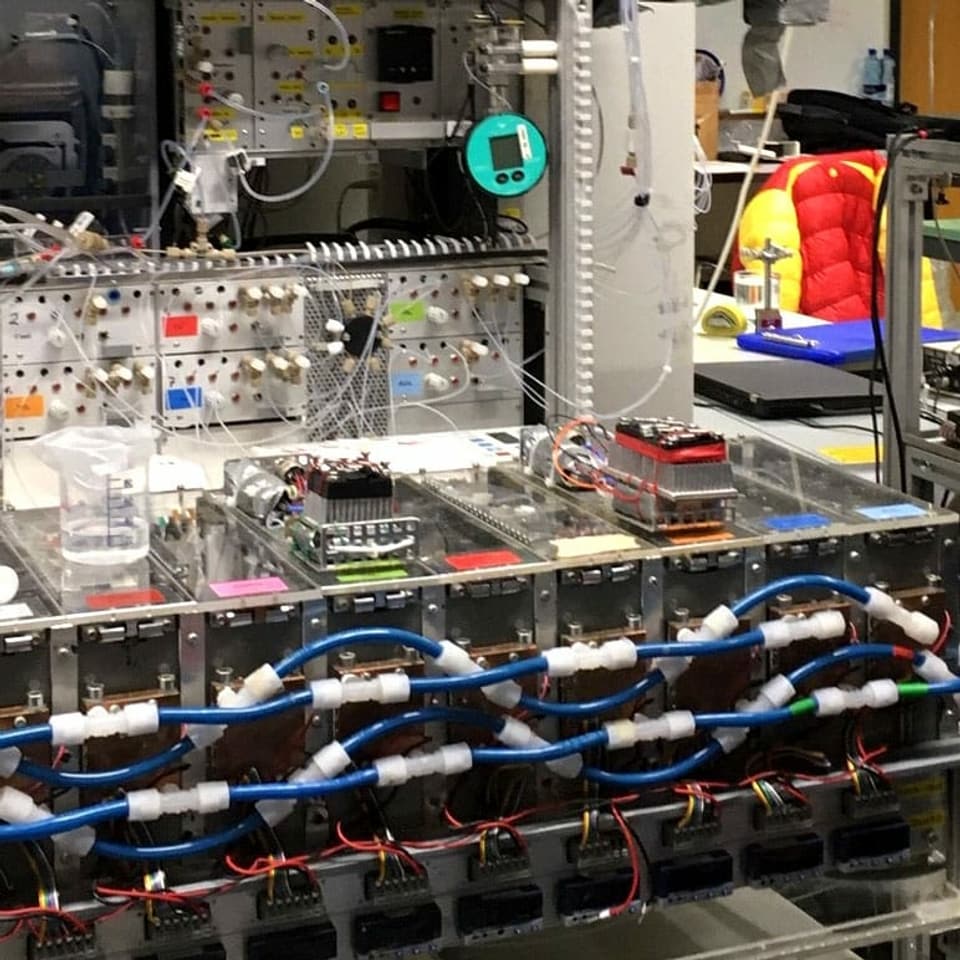 Ein Wirrwarr aus Kabeln und Steckern in einem Labor.