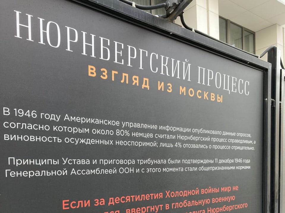 schwarze Tafel mit weisser Schrift, auf russisch.