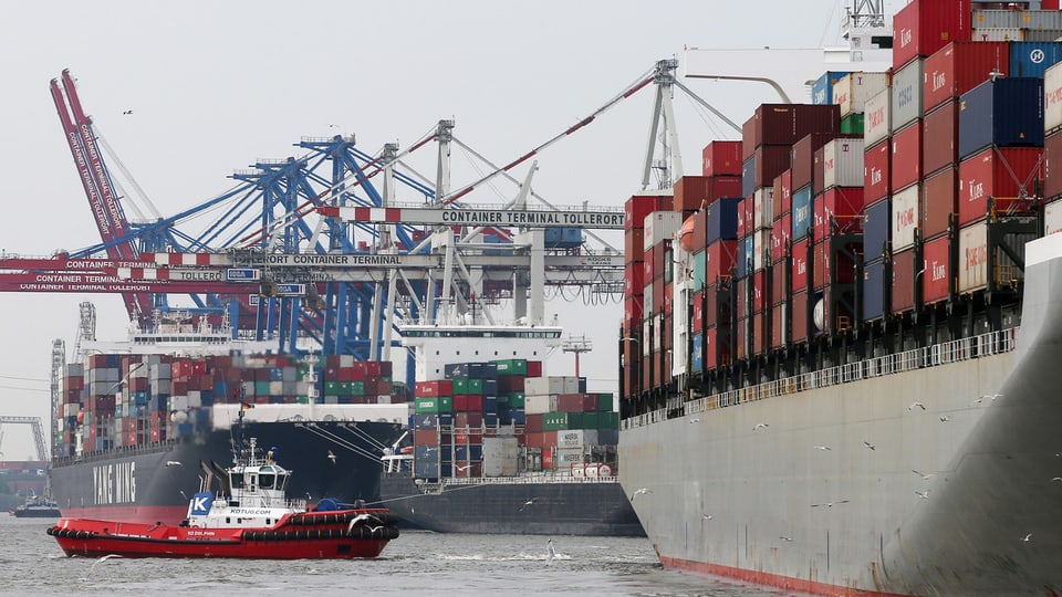 Der Containerfrachter «Hamburg Bridge» wird im Hafen von Hamburg von zwei Schleppern unterstützt. 
