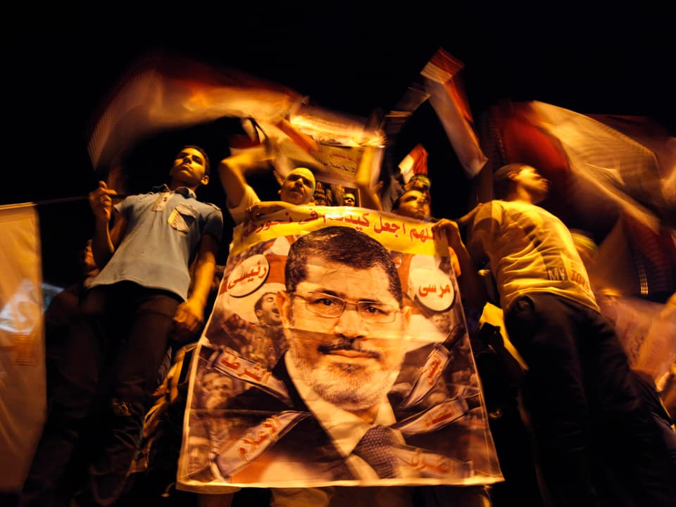 Anhänger von Mursi mit einem Plakat.