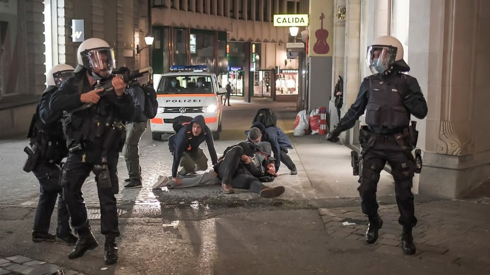 Polizei verhaftet Person in St.Gallen.