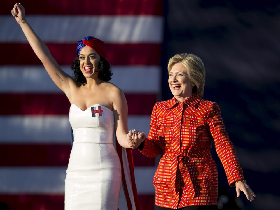 Perry und Clinton bei einer Wahlveranstaltung im Oktober 2015.
