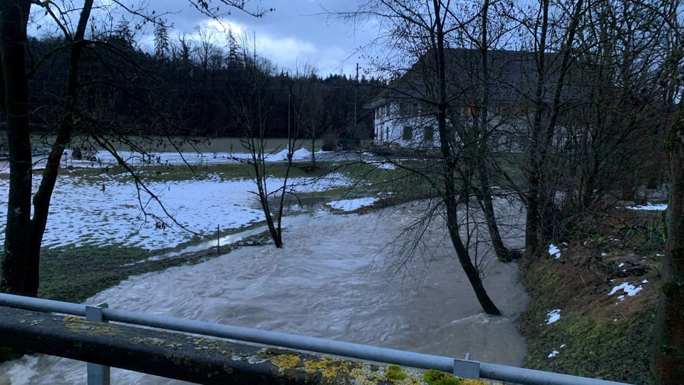 Überschwemmtes Feld durch die «Wyna» bei Suhr im Kanton Aargau.