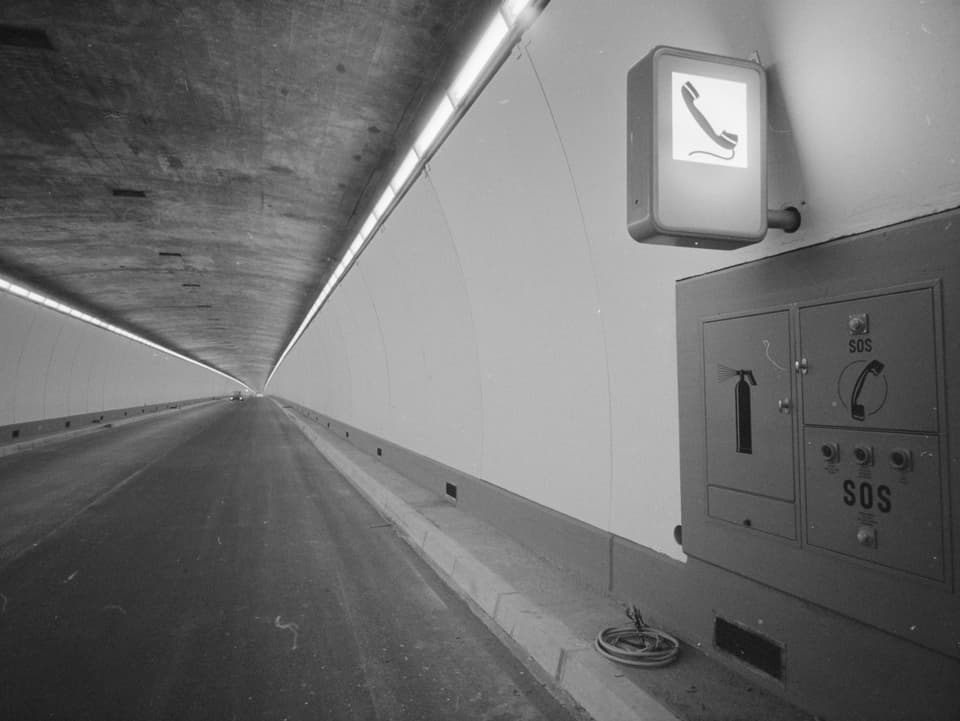 Wer im Tunnel eine Panne hat, kann eines der Notfalltelefone benutzen. Das Schild weist unmissverständlich darauf hin. Auch ein Feuerlöscher und Erste-Hilfe-Material sind vorhanden.