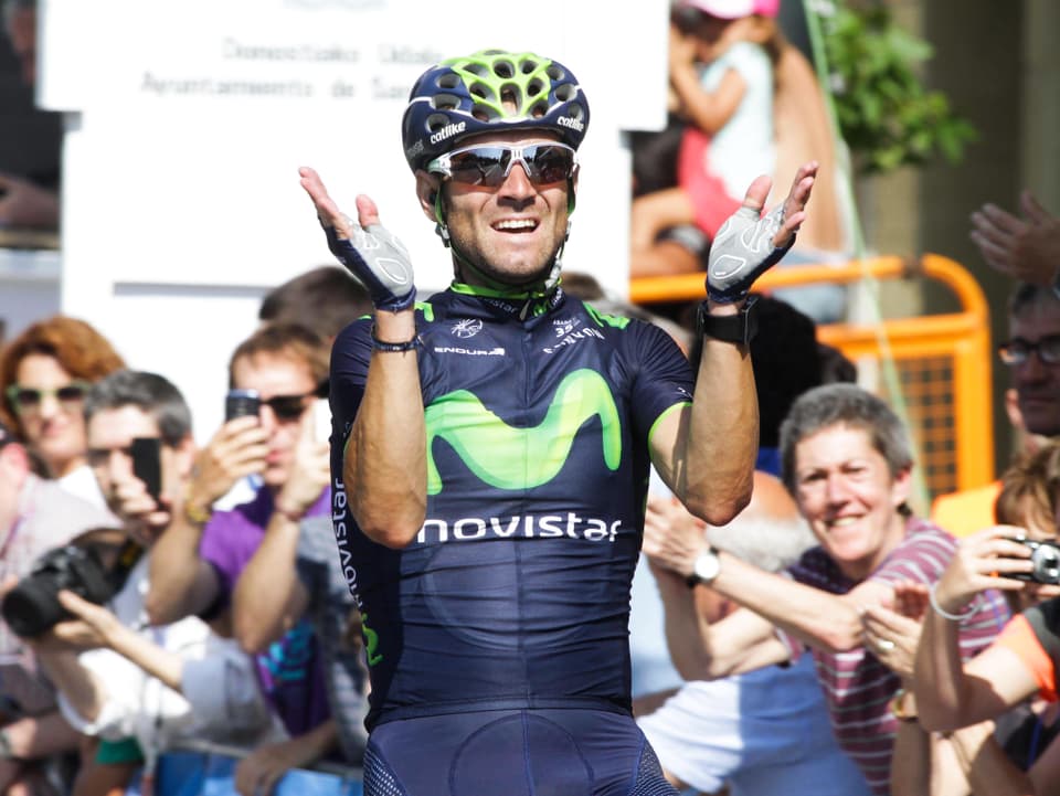 Alejandro Valverde schlägt im Ziel vor Freude die Hände vor dem Gesicht zusammen.