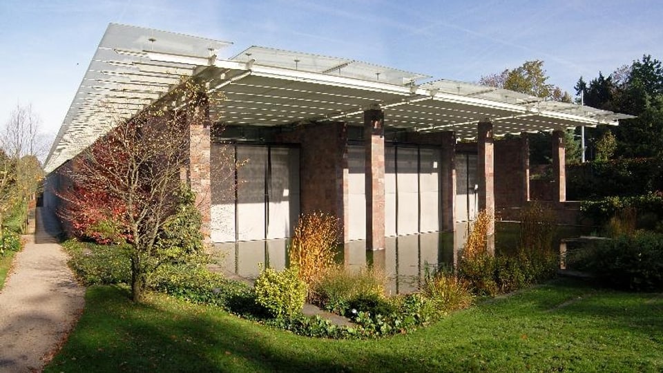 Die Vorderseite der Fondation Beyeler, von der Sonne beschienen, die weissen Rolläden sind herunter gelassen.