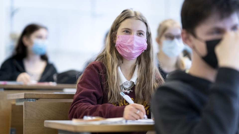 Kind in Klasse mit Atemschutz