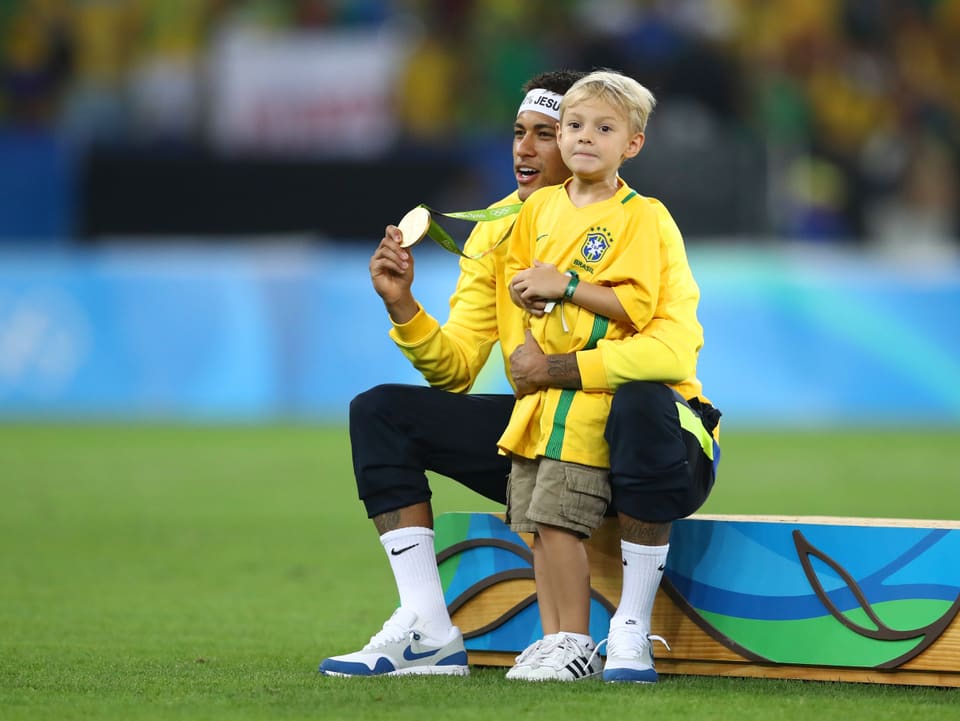 Neymar mit seinem Sohn.