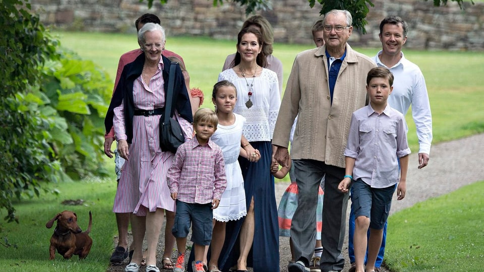 Königsfamilie läuft durch Schlossgarten.