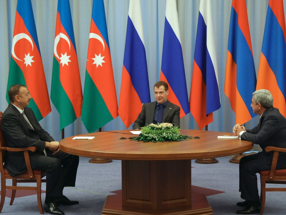 Im Oktober 2010 treffen sich die beiden Staatspräsidenten von Aserbaidschan und Armenien zusammen mit Russlands Präsident Dmitri Medwedew.