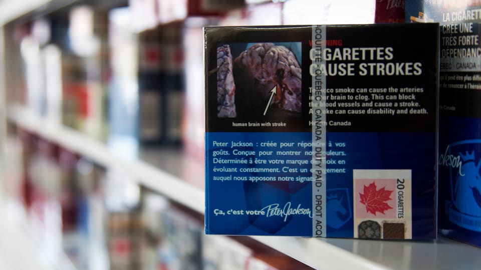 Eine Zigarettenschachtel in einem kanadischen Supermarkt. 