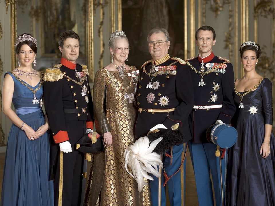 Königin Margrethe und ihr Mann, Prinz Henrik von Dänemark, mit ihren beiden Söhnen Frederik und Joachim sowie ihren beiden Schwiegertöchtern Mary und Marie