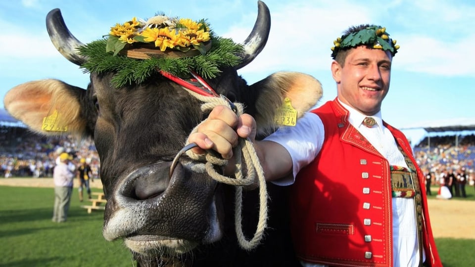 Der dreifache Schwingerkönig Jörg Abderhalden posiert am Eidgenössischen mit «Siegermuni» Dobi.