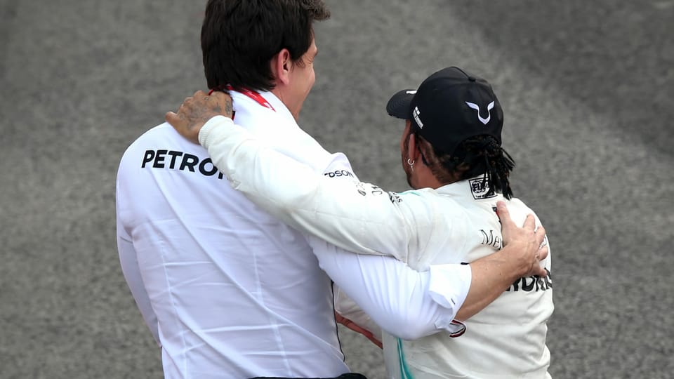 Toto Wolff und Lewis Hamilton umarmen sich.