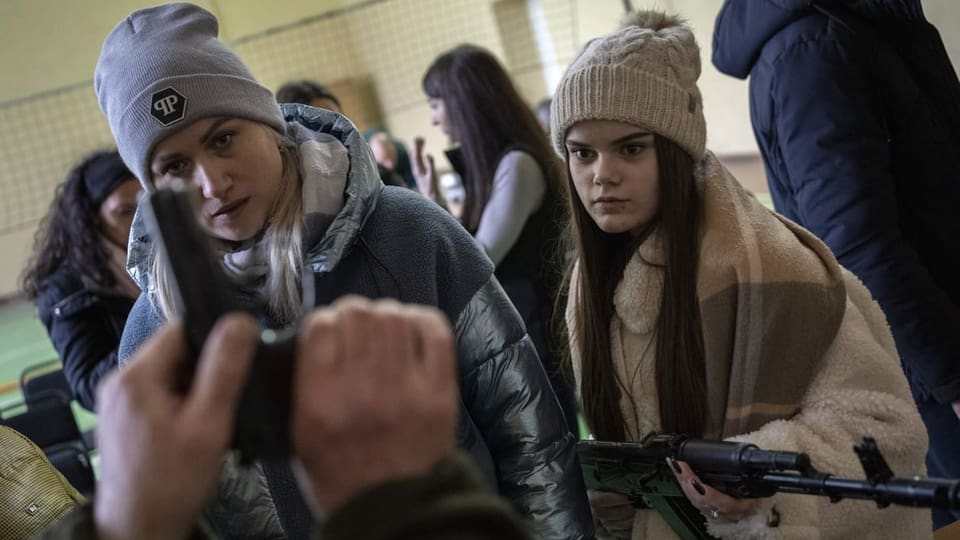 Ukrainische Zivilisten erhalten in den Aussenbezirken von Lwiw in der Westukraine eine Waffenausbildung.