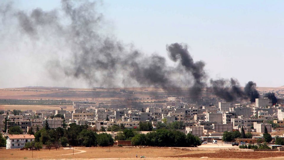 Rauch steigt über der Stadt Kobane auf