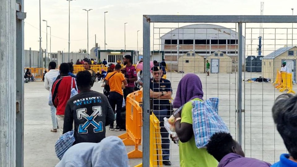 «Wir brauchen attraktive Angebote»: Flüchtlinge kommen auf Sizilien in einem Lager an.