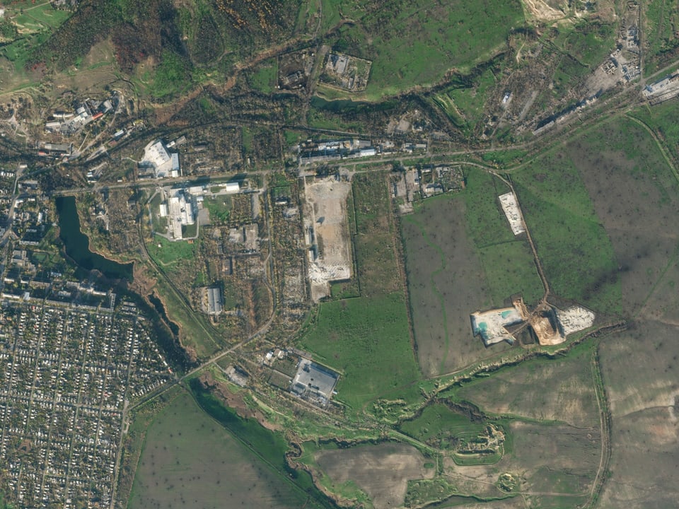 Satellitenbild von Bachmut: Im Boden sind grosse Löcher von Einschlägen zu sehen