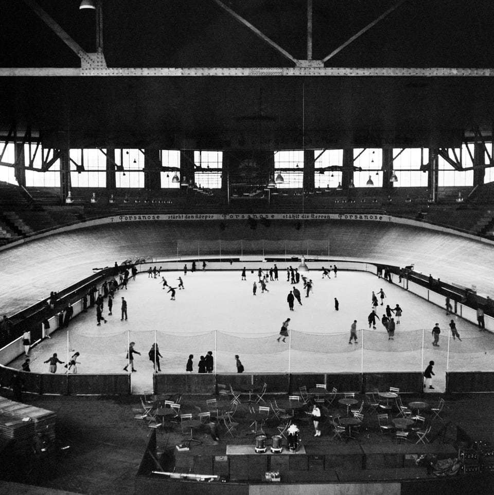 Eisläufer im Hallenstadion