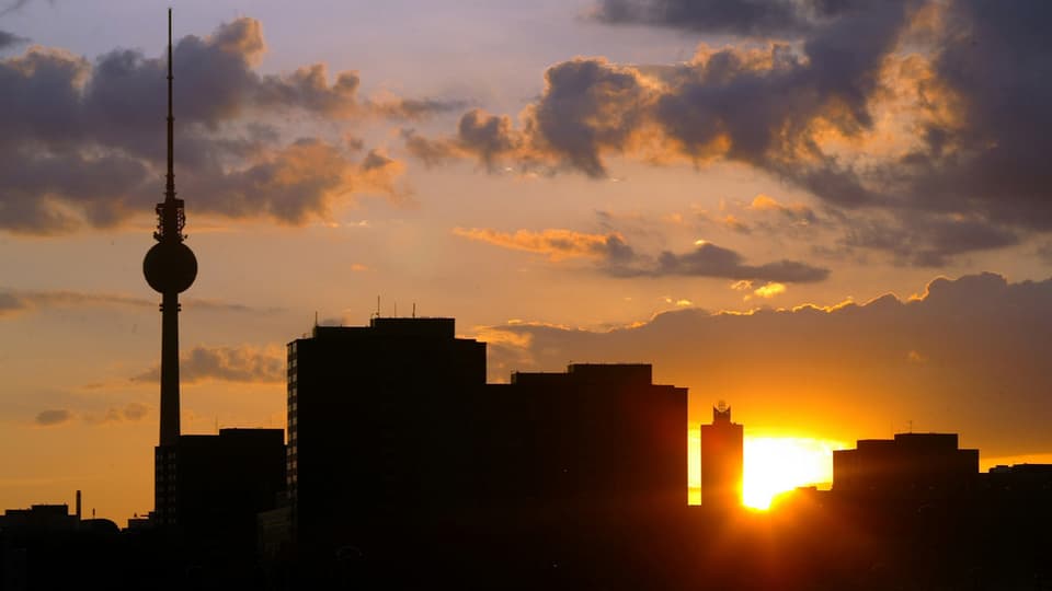 Skyline von Berlin bei Sonnenuntergang.