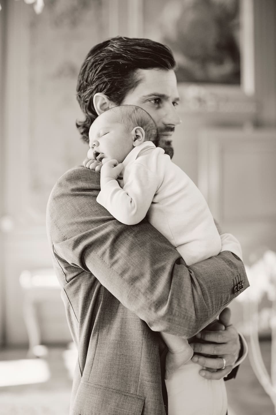 Schwarz Weiss Foto von Carl Philip mit seinem Sohn