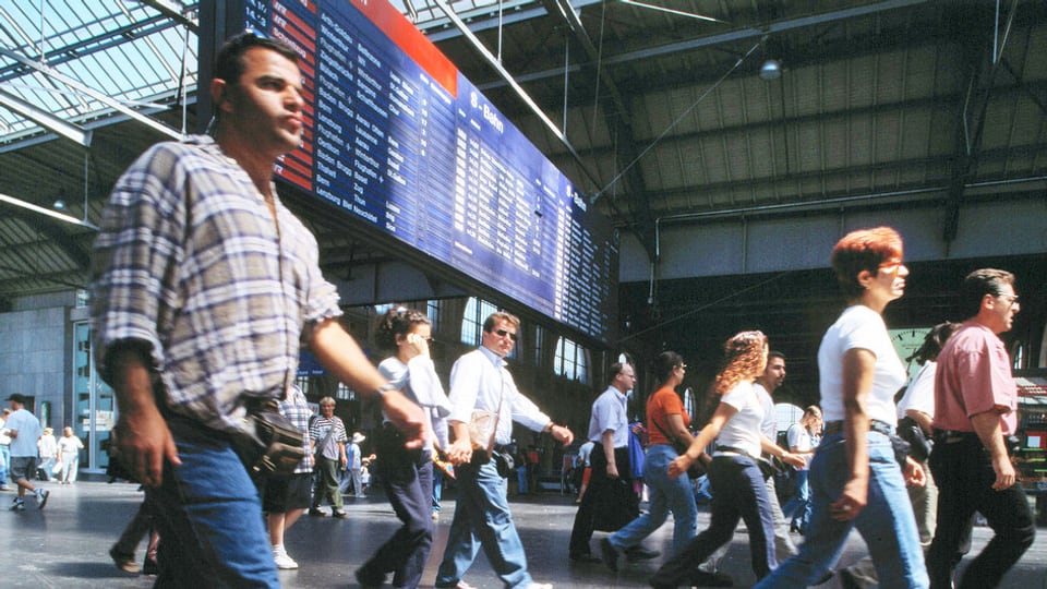 Menschengetümmel am Bahnhof