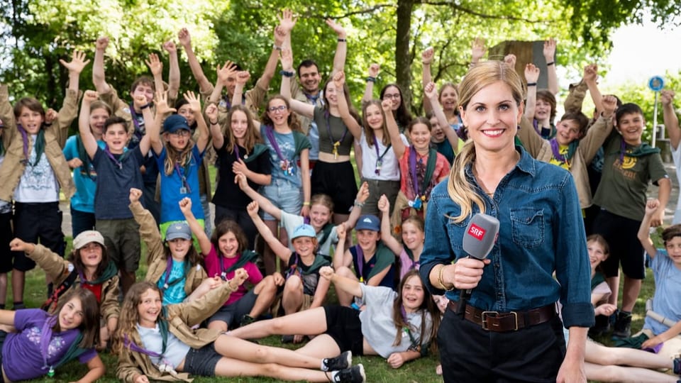 Sabine Dahinden und eine Gruppe Pfadfinder:innen