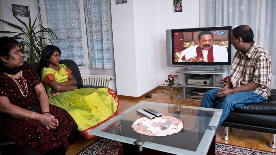 Tamilische Familie in ihrer Wohnung.