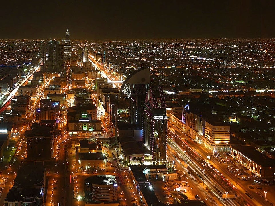 Riyadh in der Nacht in Saudi Arabien.