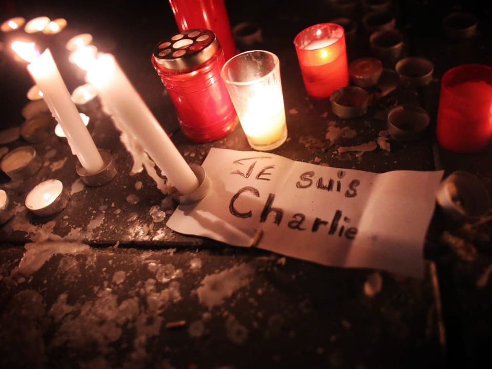 Kerzen und ein Zettel mit der Aufschrift «Je suis Charlie»